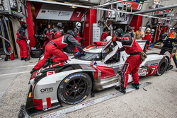 Arrêt aux stands pour la #7 Audi Sport Team Joest Audi R18 e-tron quattro : Marcel Fässler, Andre Lotterer, Benoit Tréluyer