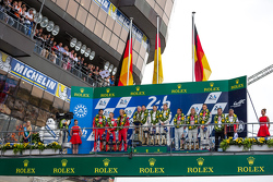 LMP1 podium: klasse en overall winnaar Porsche Team: Nico Hulkenberg, Nick Tandy, Earl Bamber, tweed