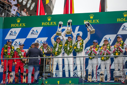 Podium LMP1 : les vainqueurs, Porsche Team : Nico Hulkenberg, Nick Tandy, Earl Bamber, les deuxièmes, Porsche Team : Timo Bernhard, Mark Webber, Brendon Hartley, les troisièmes, Audi Sport Team Joest Audi R18 e-tron quattro : Marcel Fässler, Andre Lotterer, Benoit Tréluyer