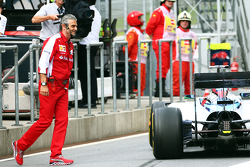 Фелипе Масса, Williams FW37, объезжает Маурицио Арривабене, руководителя команды Ferrari