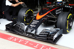 Fernando Alonso, McLaren MP4-30 corre com a nova asa dianteira