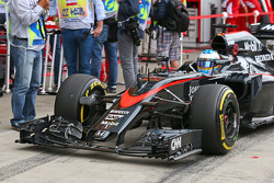 Fernando Alonso, McLaren MP4-30 avec un nouvel aileron avant