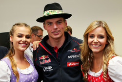 Max Verstappen, Scuderia Toro Rosso con las chicas Fórmula Una
