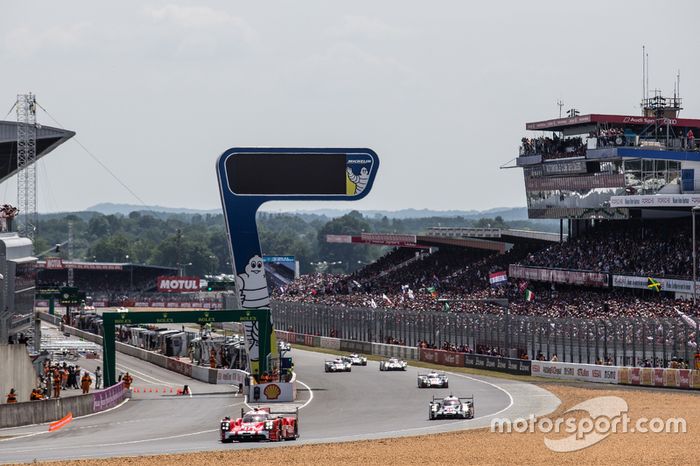 #17 Porsche Team Porsche 919 Hybrid: Timo Bernhard, Mark Webber, Brendon Hartley
