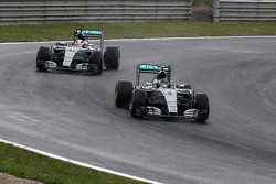 Нико Росберг, Mercedes AMG F1, и Льюис Хэмилтон, Mercedes AMG F1
