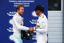 Le deuxième, Nico Rosberg, Mercedes AMG F1 avec son équipier Lewis Hamilton, Mercedes AMG F1, le poleman