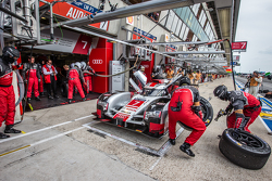 Pit stop per #7 Audi Sport Team Joest Audi R18 e-tron quattro: Marcel Fässler, Andre Lotterer, Benoi