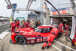 Pitstop voor #23 Nissan Motorsports Nissan GT-R LM NISMO: Olivier Pla, Jann Mardenborough, Max Chilt