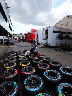 Pneus Pirelli sendo lavados pelos mecânicos da Williams