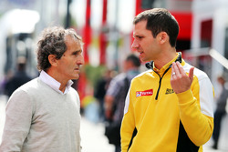 Alain Prost con Remi Taffin Renault Sport F1 Jefe de Operaciones de pista