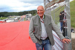 Dietrich Mateschitz, Geschäftsführer und Gründer von Red Bull, bei der Legenden-Parade
