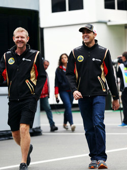 Pastor Maldonado, Lotus F1 Team con Andy Stobart, Lotus F1 Team Oficial de Prensa