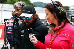 Fernando Alonso, McLaren con Lee McKenzie, BBC Television Reportero en la parrilla