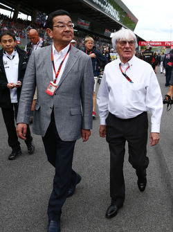 Takahiro Hachigo, Honda-Geschäftsführer, mit Bernie Ecclestone in der Startaufstellung