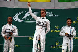 Podio: segundo lugar, Lewis Hamilton y Nico Rosberg ganador, Mercedes AMG F1 y el tercer puesto de F