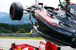 La McLaren MP4-30 endommagée de Fernando Alonso, McLaren