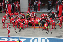 Sebastian Vettel, Ferrari SF15-T effectue une long arrêt aux stands, la roue arrière droite étant bloquée