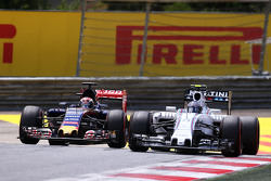Valtteri Bottas, Williams FW37 et Max Verstappen, Scuderia Toro Rosso STR10 en lutte pour une position