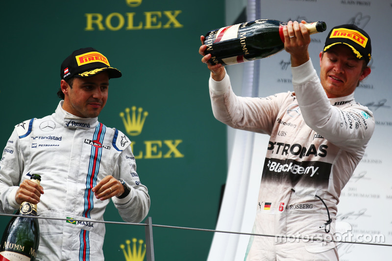 1. Nico Rosberg, Mercedes AMG F1, feiert mit Champagner und mit Felipe Massa, Williams, auf dem Podium