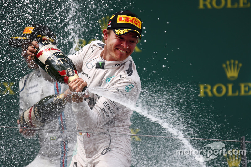 1. Nico Rosberg, Mercedes AMG F1, feiert auf dem Podium