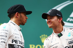 Подиум: второе место - Льюис Хэмилтон, Mercedes AMG F1 и победитель гонки - Нико Росберг, Mercedes