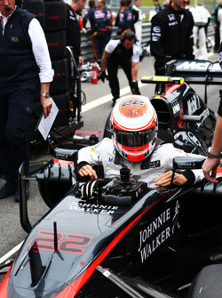 Jenson Button, McLaren MP4-30 en la parrilla