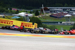Romain Grosjean, Lotus F1 E23 y Pastor Maldonado, Lotus F1 E23 en el inicio de la carrera