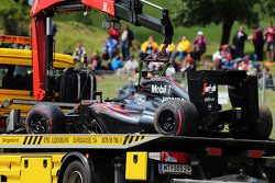 La McLaren MP4-30 de Fernando Alonso, McLaren est ramenée aux stands sur un camion-plateau