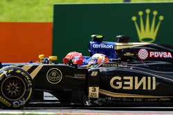 Romain Grosjean, Lotus F1 E23 et Felipe Nasr, Sauber C34 en lutte pour une position
