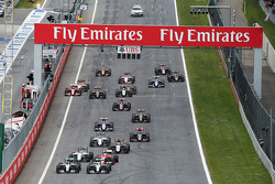 Нико Росберг, Mercedes AMG F1 W06 и его напарник по команде - Льюис Хэмилтон, Mercedes AMG F1 W06 -