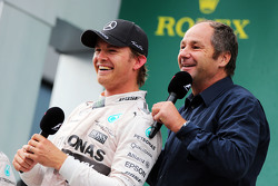 1. Nico Rosberg, Mercedes AMG F1, auf dem Podium mit Gerhard Berger