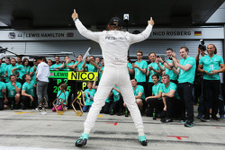 Vencedor Nico Rosberg, Mercedes AMG F1 comemora com a equipe