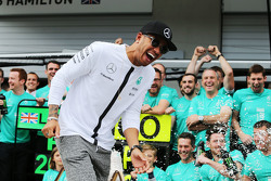 Lewis Hamilton, Mercedes AMG F1 celebra con el equipo