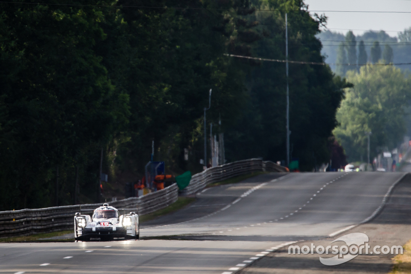 #19 Porsche Team Porsche 919 Hybrid: Nico Hulkenberg, Nick Tandy, Earl Bamber