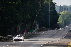 #19 Porsche Team Porsche 919 Hybrid: Nico Hulkenberg, Nick Tandy, Earl Bamber