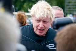 Prefeito de Londres, Boris Johnson anda num carro da Formula E no circuito do Battersea Park 