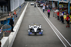 London Mayor Boris Johnson samples a Formula E car di Battersea Park circuit