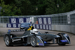 London Mayor Boris Johnson prova un'auto da Formula E car sul circuito di Battersea Park