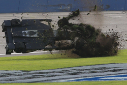 Ryan Briscoe, Schmidt Peterson Motorsports Honda en un fuerte accidente
