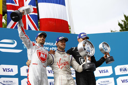 Pódio: segundo colocado Jérôme d'Ambrosio, Dragon Racing, o vencedor Sam Bird, Virgin Racing e o terceiro colocado Loic Duval, Dragon Racing
