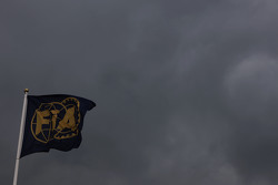 Las nubes oscuras y la bandera de la FIA.