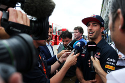 Daniel Ricciardo, Red Bull Racing, avec les médias
