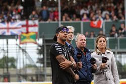 Lewis Hamilton, Mercedes AMG F1 com Damon Hill, apresentador da Sky Sports; Martin Brundle, comentarista da Sky Sports e Natalie Pinkham, apresentadora da Sky Sports