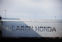 McLaren Honda trailer en el paddock