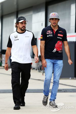 Fernando Alonso, McLaren com Carlos Sainz Jr., Scuderia Toro Rosso