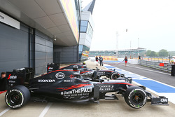 EL McLaren MP4-30s de Fernando Alonso, McLaren y Jenson Button, McLaren