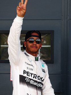 Льюис Хэмилтон, Mercedes AMG F1 празднует поул-позицию на подиуме