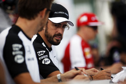 Фернандо Алонсо, McLaren и Дженсон Баттон, McLaren раздают автографы