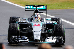 Победитель гонки Льюис Хэмилтон, Mercedes AMG F1 W06 празднует в закрытом парке