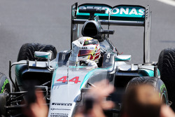 Победитель гонки Льюис Хэмилтон, Mercedes AMG F1 W06 празднует в закрытом парке